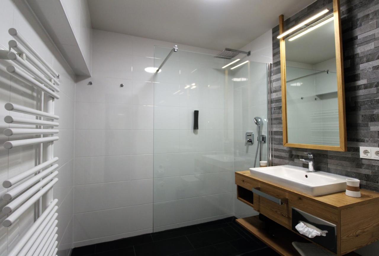 Art & Galerie Hotel Lenz Plauer See Fuenfseen Екстериор снимка
